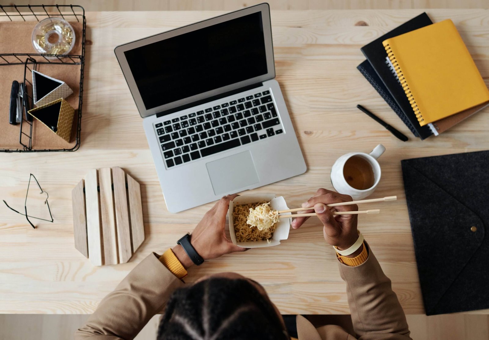 Grupo de profesionales diversos intercambiando ideas y colaborando en un entorno de negocios moderno.