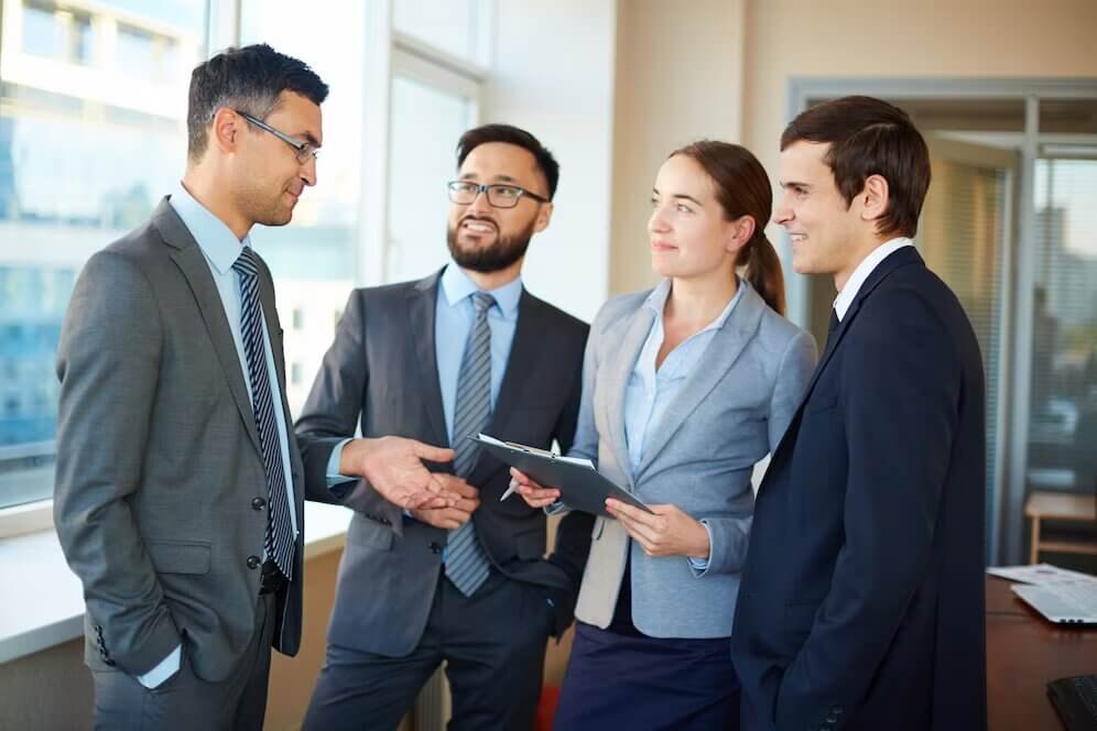 Un grupo de profesionales de negocios intercambiando ideas en una reunión de negocios.