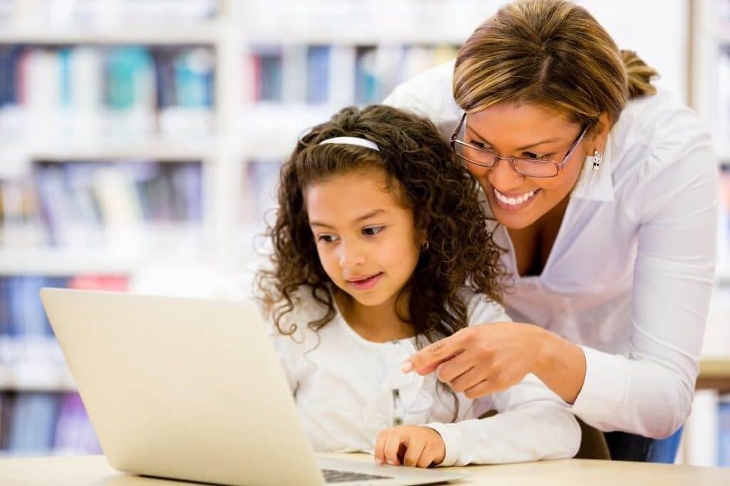 Niña feliz aprendiendo inglés en el interior