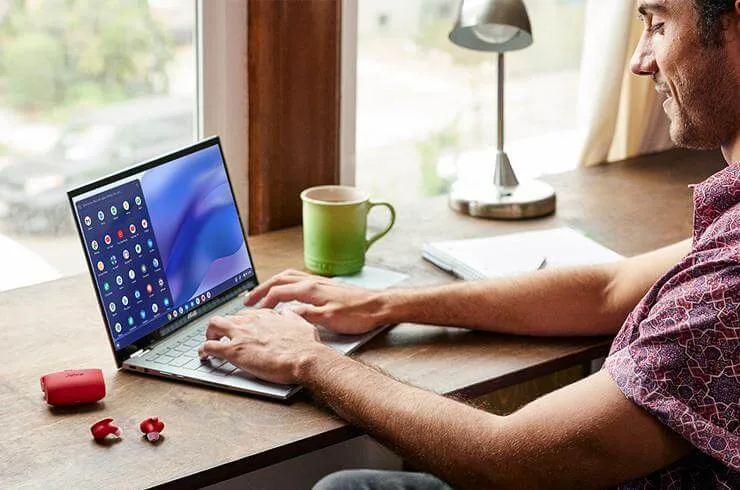 Persona usando una Chromebook inspiradora para aprender inglés.